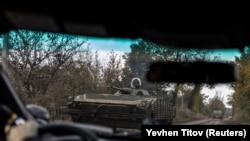 Український військовослужбовець їде дорогою на БМП-1 в Авдіївці, 17 жовтня 2023 року