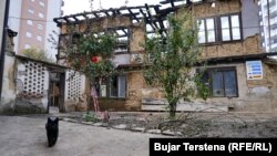 Shtëpia në Mitrovicë të Jugut është ndërtuar 300 vjet më parë dhe gjendet jo larg nga qendra e vjetër e qytetit.