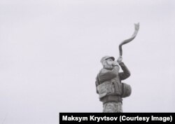 Побратим Максима Кривцова сурмить у баранячий ріг