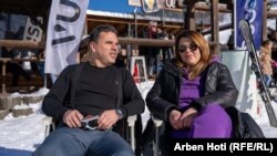Kushtrim Rogova dhe bashkëshortja e tij, të ulur pranë qendrës së skijimit në Bogë të Pejës.