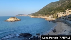 კუნძული ბეიგანი, მაცუს კუნძულების ნაწილი, ნანგანის ჩრდილო-აღმოსავლეთით. ხედი სოფელი კინბიდან