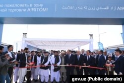 "Термез" халықаралық сауда орталығын ашу рәсіміне қатысып тұрған Өзбекстан үкіметі мен Ауғанстандағы Талибан өкілдері. 29 тамыз, 2024 жыл.