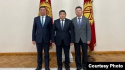 Акылбек Жапаров (ортодо) кытайлык компаниялардын өкүлдөрү менен. 