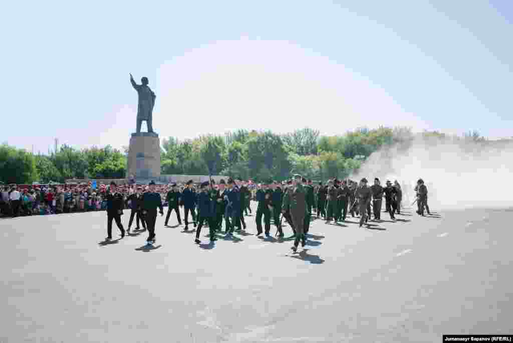 Ош шаарынын борбордук аянтында концерттик программа өттү.