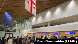 საქართველოსა და ევროკავშირის დროშები ქუთაისის საერთაშორისო აეროპორტში 