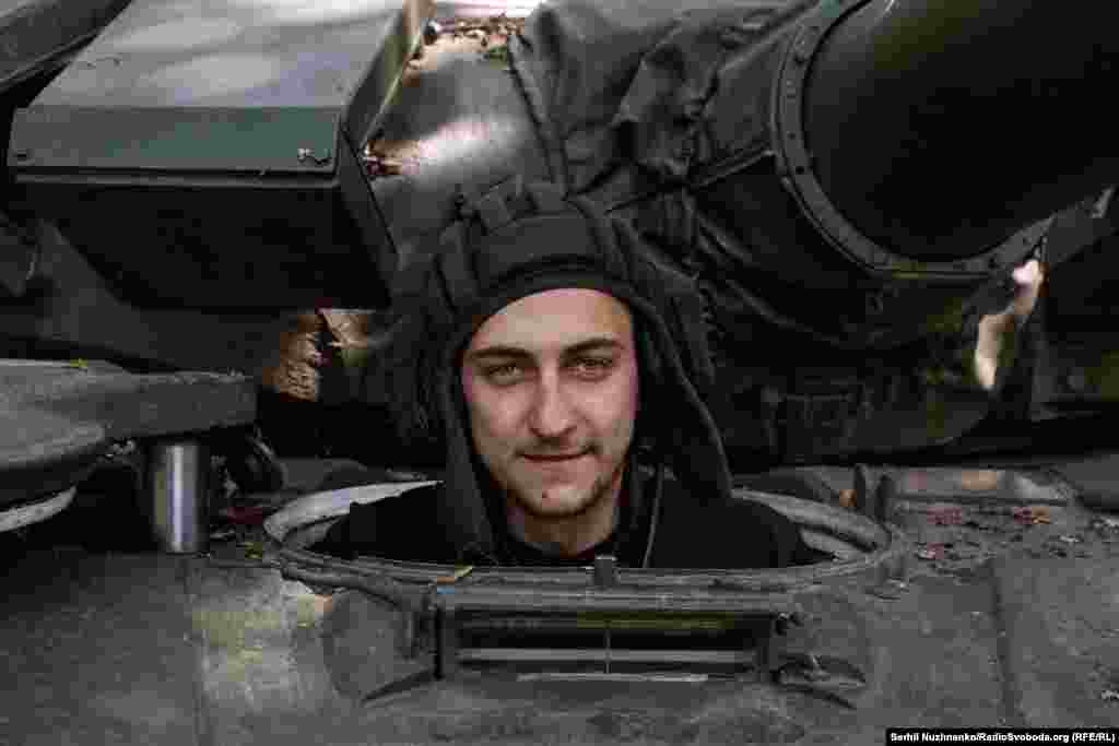 У червні 2023 року ми&nbsp;випадково зустрілися на позиціях Бахмутського напрямку. &laquo;В цивільному житті навчався, став будівельником, але життя так склалось, що пішов в армію і став механіком &ndash; водієм танку. Перше, що зроблю після перемоги, поїду додому, до сім'ї. Будемо святкувати день перемоги&raquo;, &ndash; говорить Юрій, йому&nbsp;&nbsp;21 рік, родом він з Львівщини