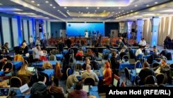 Ekipe të mediave duke përcjellë një konferencë për shtyp në Ohër. Fotografi ilustruese nga arkivi