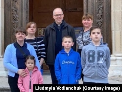 Перше фото біженців у Тоді з отцем Дареком, який допомагає українцям