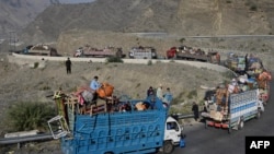 کاروان لاری های که مهاجرین افغان را از پاکستان به افغانستان بر می گردانند