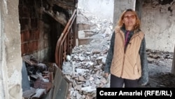 Sinistrata Doina Iliescu în casa distrusă de explozia din Crevedia