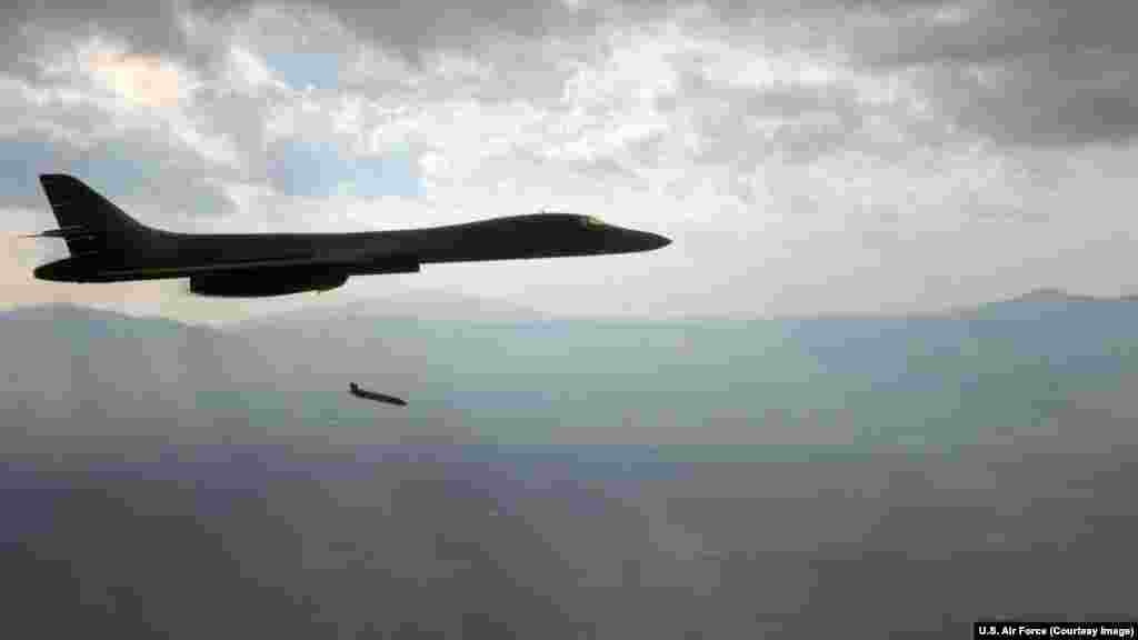 АҚШ әуе күштерінің Lancer ұшағы жаттығу кезінде JASSM ракетасын тастап жатыр. АҚШ-тағы Королдік қорғаныс зерттеу институтының (Royal United Services Institute) ғылыми қызметкері Джастин Бронк Азаттыққа "АҚШ бұл ракеталарды берсе Украина оккупацияланған аймақтардағы Ресейдің әуе базаларына, әскери орталықтарына, логистикалық орындарына дәл соққы жасай алар еді" дейді.