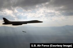 Повітряне скидання ракети JASSM