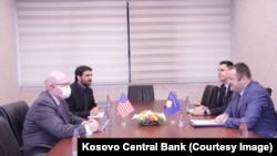 Guvernatori i Bankës Qendrore të Kosovës (BQK), Ahmet Ismaili, në takim me ambasadorin amerikan në Kosovë, Jeff Hovenier, Prishtinë, 29 janar 2024.