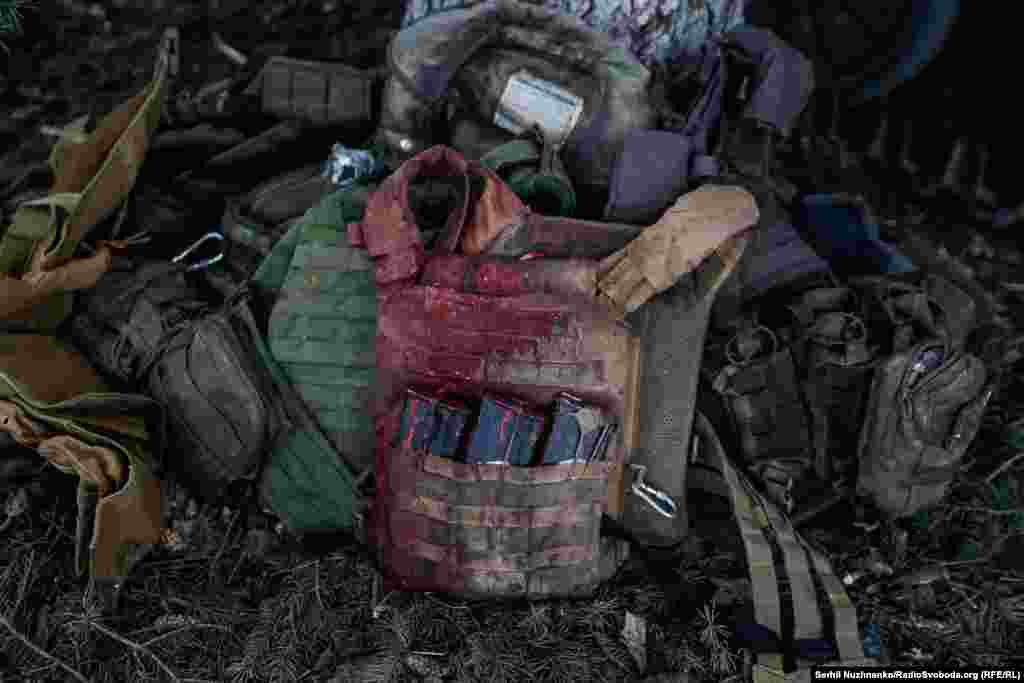 Україна отримає ракети, танки, і можливо, навіть, бойову авіацію та ще багато чого.&nbsp; Але є ресурс, який неможливо відновити, і з яким союзники не допоможуть. Це &ndash; люди. На фото бронежилети, спорядження та аптечки загиблих і поранених українських військових. Десь під Соледаром Донецької області. Січень 2023 року. 6 грудня&nbsp; &ndash; це&nbsp;день, коли в&nbsp;1991 році український парламент ухвалив закон &laquo;Про Збройні сили України&raquo;. Закон визначає ЗСУ як&nbsp;&laquo;військове формування, на&nbsp;яке відповідно до&nbsp;Конституції України покладається обов'язок обороняти України, захист її суверенітету, територіальної цілісності і недоторканності&raquo;