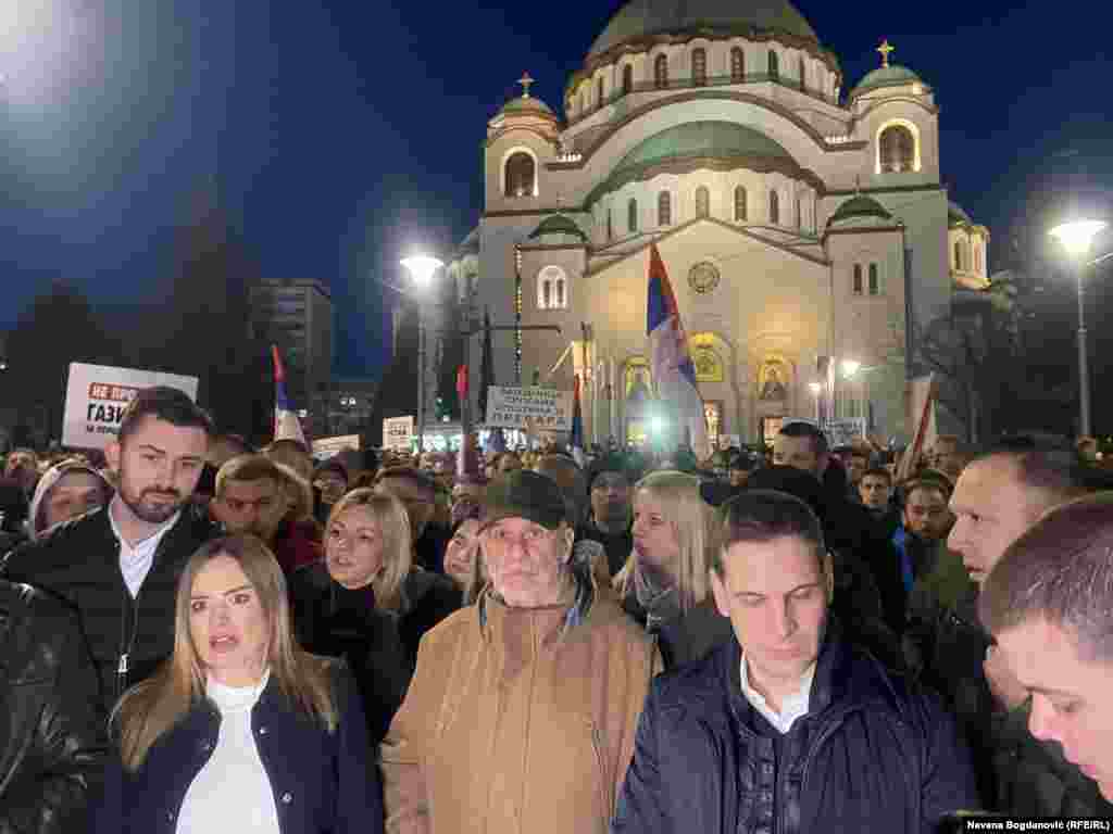Lideri desničarskih partija Milica Đurđević Stamenkovski, Vojislav Mihailović i Miloš Jovanović na protestu protiv evropskog plana za Kosovo. "Došli smo da kažemo ne Aleksandre Vučiću francusko-nemačkom ultimatumu", poručila je na protestu Milica Đurđević Stamenkovski, predsednica desničarske stranke Zavetnici.