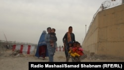 له پاکستان څخه خپل هېواد ته یوه ستنیدونکې افغانه کورنۍ