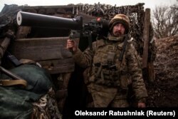 Боєць ЗСУ із антидроновою рушницею поблизу Горлівки. Такі засоби, що дозволяють перехопити канал керування БПЛА, в Силах оборони наразі – рідкість