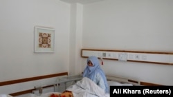 یوه ناروغه افغانه مېرمن په یوه روغتون کې (آرشیف)