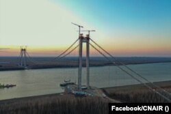 Știrile privind Podul de la Brăila au făcut înconjurul țării. Prima dată a venit vestea bună că e în sfârșit gata. Apoi vestea că asfaltul s-a stricat deja. După care a apărut informația că unele dintre șuruburi nu sunt prinse bine.