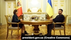 Președintele Ucrainei, Volodimir Zelenski, și președinta Moldovei, Maia Sandu, discută la Kiev în noiembrie 2023.