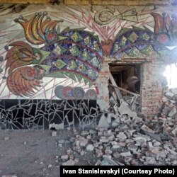 Зруйноване російськими обстрілами мазаїчне панно Алли Горської «Дерево життя». Маріуполь, 2022 рік