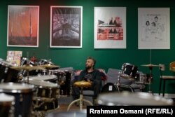 Një nga strehimoret nëntokësore në Prishtinë, e paraparë të strehojë popullatën nga rreziqet, është shndërruar në një çerdhe të muzikës alternative.