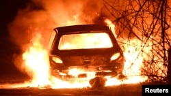 Двох молодих людей затримали після підпалу двох службових авто українських військових у Києві