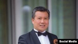 Эрнис Асаналиев.