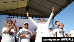 Բագրատ սրբազանը ողջունում է հանրահավաքի մասնակիցներին, Երևան, 9-ը մայիսի, 2024թ.