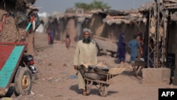 شهر پشاور یک منطقه یی که افغانها در آن دکان دارند 