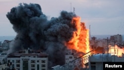 ღაზაში მდებარე მაღალსართულიან შენობას ისრაელის ძალებმა დაარტყეს. 2023 წლის 7 ოქტომბერი.