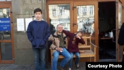 Іван з татком та сестрою. Фото з особистого архіву родини