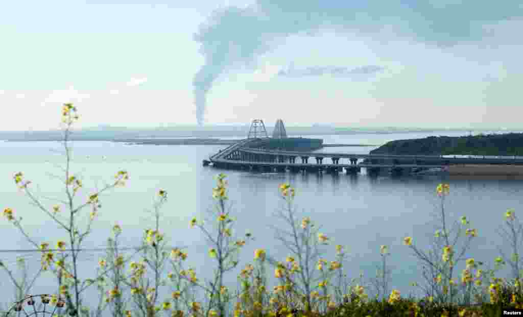 Дим, що піднімається над нафтобазою в селищі Волна в Краснодарському краї Росії, вид з Криму, 3 травня 2023 року