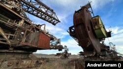 Excavatoarele care scot cărbune din pământ cântăresc și câte 3.000 de tone fiecare.
