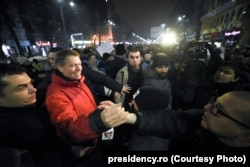 Klaus Iohannis strânge mâinile protestarilor din Piața Universității, ianuarie 2017.