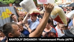 Місцеві жителі отримують гуманітарну допомогу за межами міста Суджа 8 серпня 2024 року