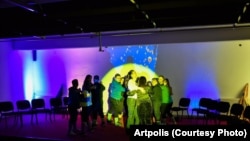 Anëtarët e shoqatës Down Syndrome Kosova në skenën e teatrit të Prizrenit derisa përqafohen me mentoren e tyre, aktoren Blerta Gubetini, pas shfaqjes "Trisomy Love", e organizuar me iniciativë të Artpolis.