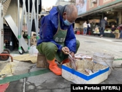 ძველი მეთევზე, 52 წლის იუ ტიან-ძენი „ლომის ბაზრობაზე“, ღია ცის ქვეშ თევზით ვაჭრობს