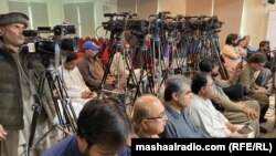 په کوټه کې یوشمېر خبریالان د خبري غونډې پر مهال - پخوانی انځور.