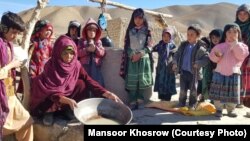 باشنده گان یک منطقه فقیر نشین در ولایت غور