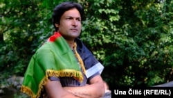 نورالله ارین، یو افغان خبریال چې دا مهال په برلین کې دی او په جرمني کې د استوګنې د اسنادو په تمه دی.