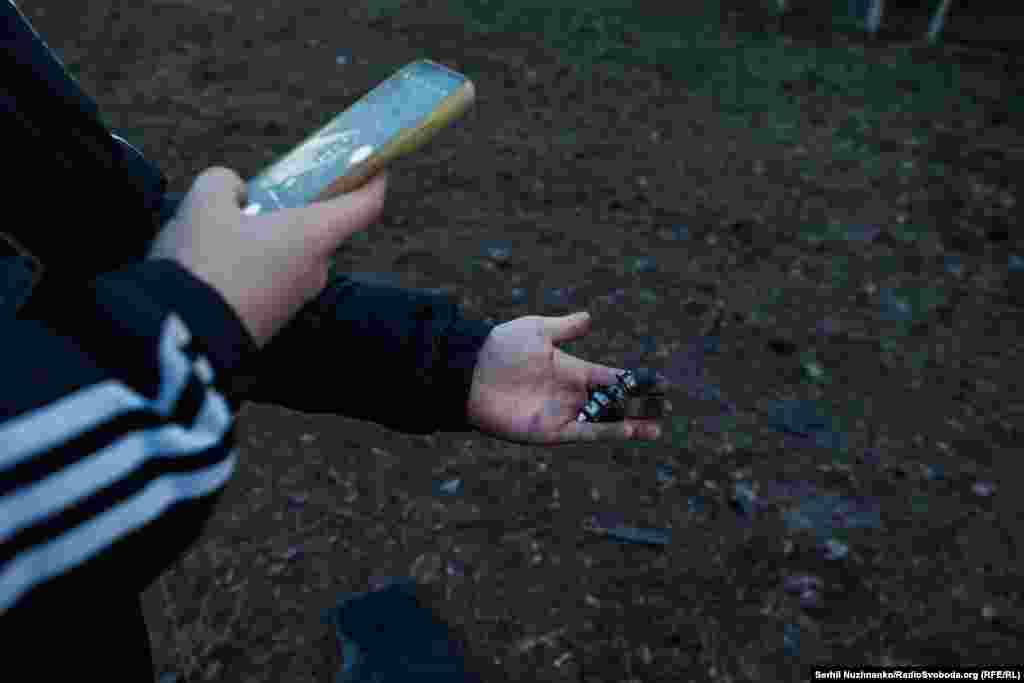 Підлітки фотографують деталі&nbsp;знищеного дрона-камікадзе