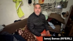 Florentin Plai (45 de ani) este unul dintre supraviețutitorii căminului de la Siret. Locuiește într-o clădire care, înainte de ’89, a fost școala celor internați în centru. A ajuns la Siret când avea 8 ani și a părășit căminul-spital în anii ’90.