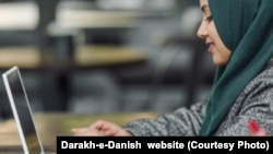 در این مکتب ۱۰۰ دختر از افغانستان و ۶۰ دختر از پاکستان مضمون‌های صنف هفتم الی دهم نصاب تعلیمی افغانستان را به گونهٔ آنلاین آموزش می‌بینند.
