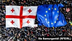 Флаги Грузии и ЕС на акции в Тбилиси, архивная фотография