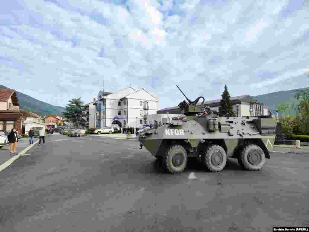 Një makinë e blinduar e KFOR-it në rrugët e Zubin Potokut.&nbsp;