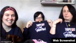 Активістки Анастасія Кириченко, Юлія Мельникова і Світлана Григорянц чекають можливості повернутися додому