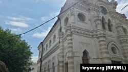 Аварійний карниз караїмської кенаси в Сімферополі, серпень 2024 року