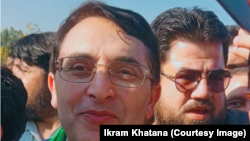 د پاکستان تحریک انصاف نوی مشر بېرسټر ګوهر علي خان (کیڼ لور ته)