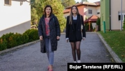 Remzije Krasniqi, drejtore e avokimit në SOS Fshatrat e Fëmijëve, dhe Ana Ilazi, e rritur në këtë qendër.